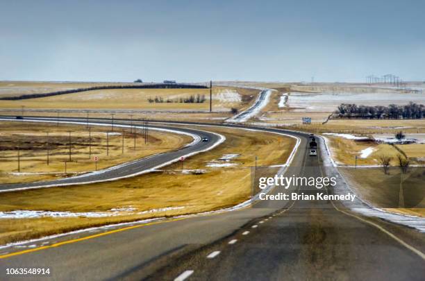 trans-canada highway curve - autostrada transcanadese foto e immagini stock