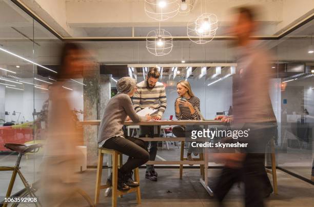 casual meeting at busy corporate office! - business meeting blurry stock pictures, royalty-free photos & images