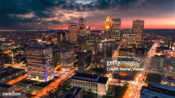 skyline de minneapolis no crepúsculo - antena - minneapolis street - fotografias e filmes do acervo