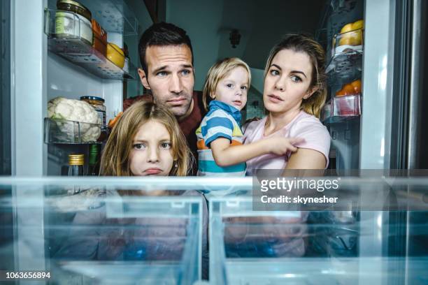 wir haben keine lebensmittel im kühlschrank! - refrigerator stock-fotos und bilder
