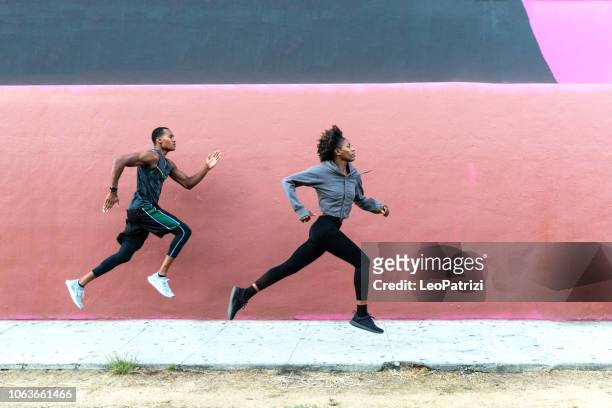 sports d’équipe en cours d’exécution dans la ville. groupe de personnes se mettre en forme - jogging photos et images de collection