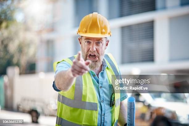 boos bouw werknemer punten en geschreeuw in frustratie - boss angry stockfoto's en -beelden