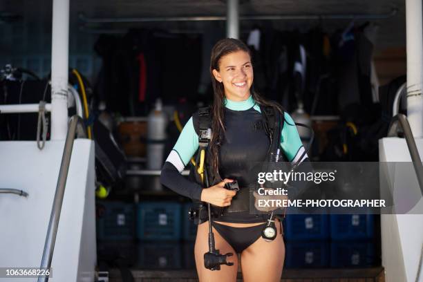 scuba diver mädchen - neoprenanzug stock-fotos und bilder