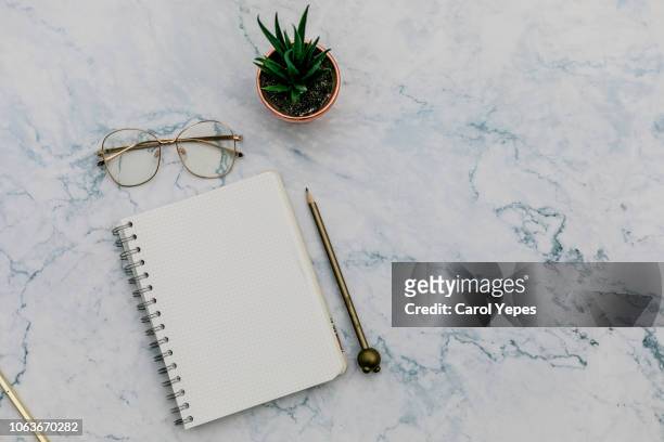 notepad and pen on marble table top - notepad table stockfoto's en -beelden