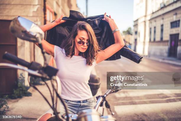 彼女のバイクに座ってかなり旧式少女 - model tshirt ストックフォトと画像