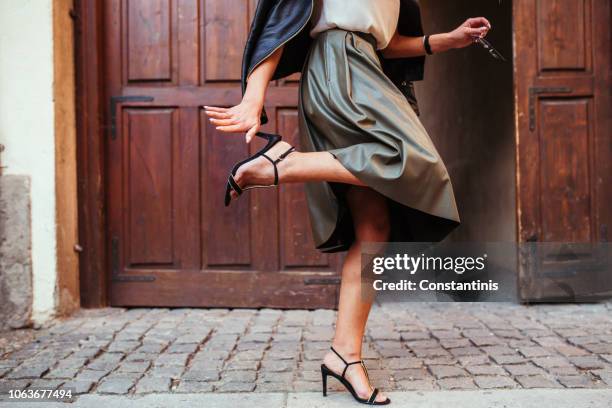 niña bonita moda - zapato de cuero fotografías e imágenes de stock