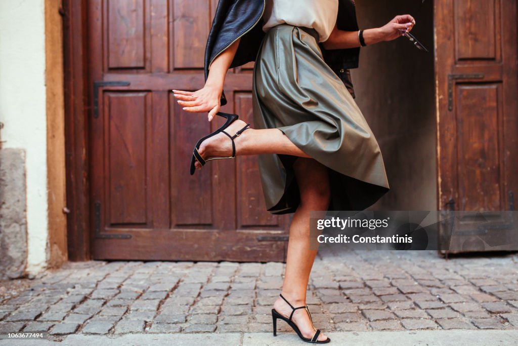 Jeune fille assez démodée