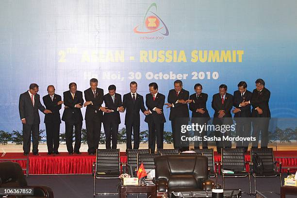 Russian President Dmitry Medvedev shakes hands with Philippine President Benigno Aquino , Singapore Prime Minister Lee Hsien Loong , Thailand Prime...