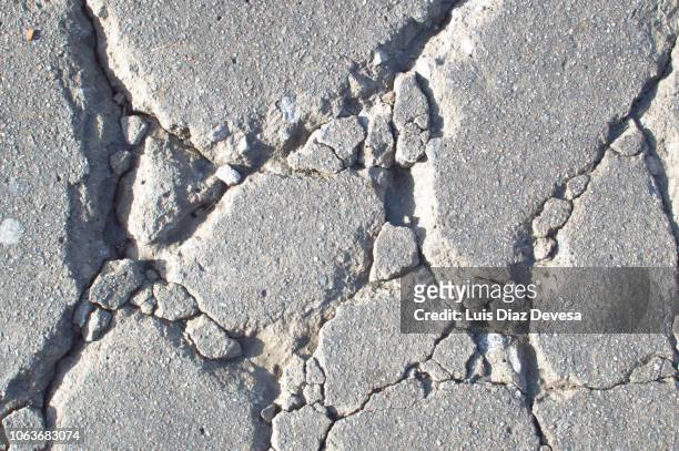 cracks in the floor concrete - scheur grond stockfoto's en -beelden