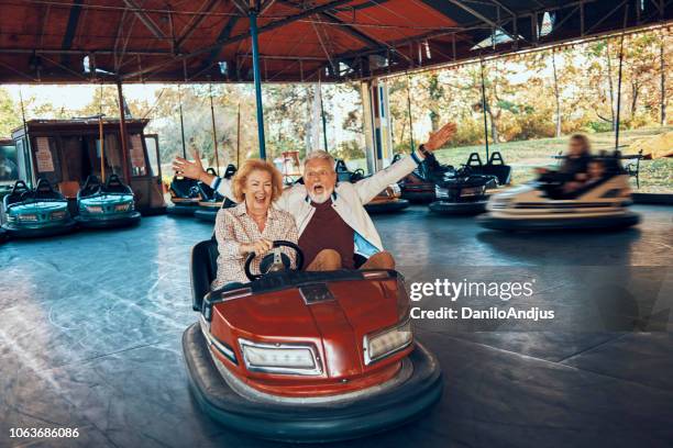 genieten van pensioen - seniors having fun stockfoto's en -beelden