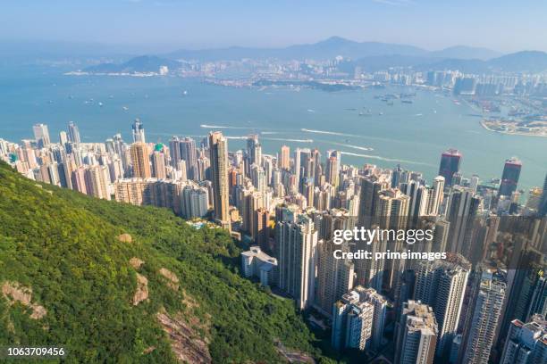 在中國日落時, 鳥全景香港城市天際線和維多利亞港全景 - kowloon 個照片及圖片檔