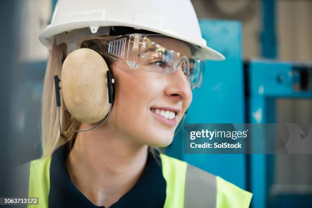 arbeiter - safety glasses stock-fotos und bilder