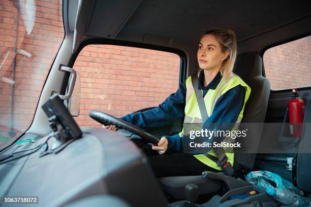 arbeiter zur arbeit fahren - driver's seat stock-fotos und bilder