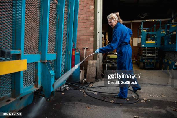 hogedruk reiniging - hose stockfoto's en -beelden