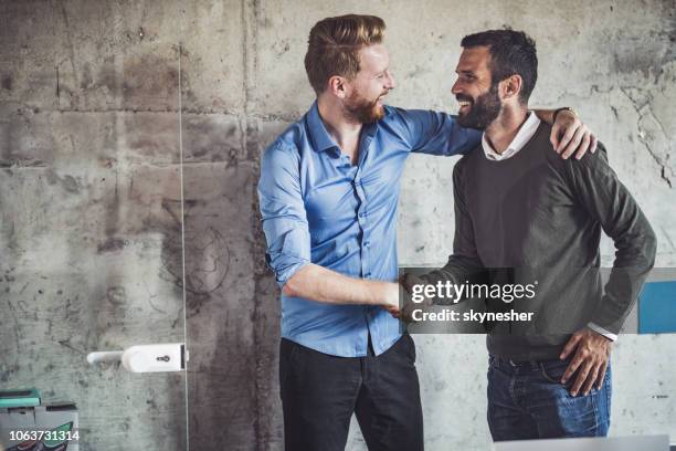 hommes d’affaires heureux mutuellement salutation au bureau. - copain photos et images de collection