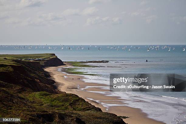 sailing, round the island race - compton bay isle of wight stockfoto's en -beelden