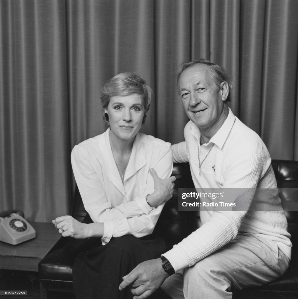 Julie Rrapp Actress and singer Julie Andrews pictured with her interviewer,... Foto ...