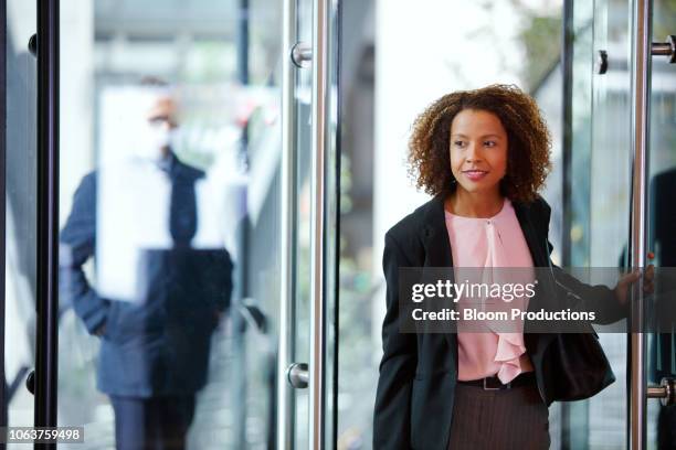 businesswoman on the move - betreden stockfoto's en -beelden