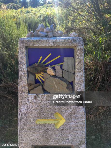 pilgrimage sign camino de santiago, - santiago de compostela stockfoto's en -beelden