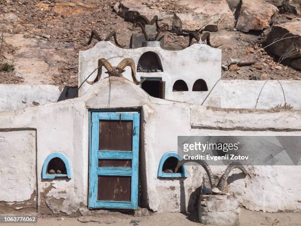ismaili shrine in zong village in the wakhan valley, the pamirs, tajikistan - geheimnis stockfoto's en -beelden