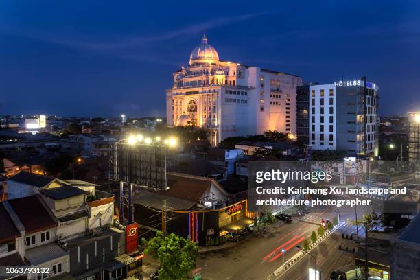 night scene of empire palace in surabaya,east java,indonesia - surabaya 個照片及圖片檔