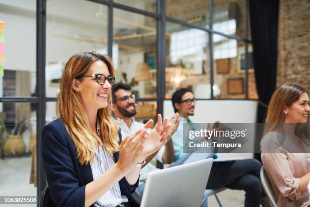 groep mensen luisteren naar een toespraak van de presentatie. - business people success stockfoto's en -beelden