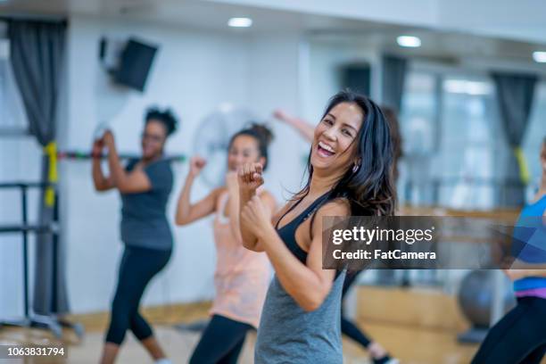 dançando para ficar saudável - estúdio de dança - fotografias e filmes do acervo