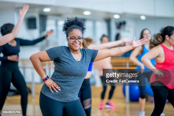 bailando a las calorías - black pants woman fotografías e imágenes de stock