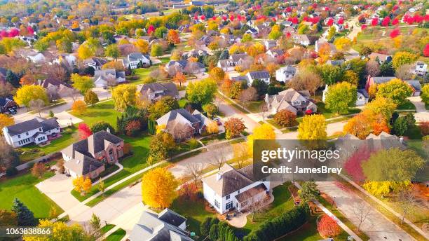 deslumbrante vista aérea dos bairros de outono idílicas. - ambientação - fotografias e filmes do acervo