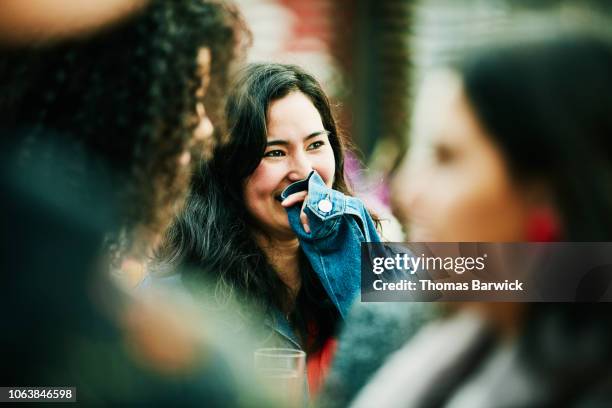 laughing woman hanging out with friends during party at outdoor restaurant - mise au point sélective photos et images de collection