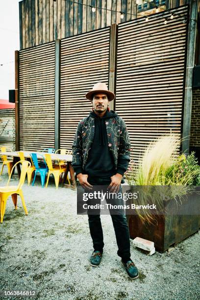 portrait of man standing in courtyard of outdoor bar - handsome native american men - fotografias e filmes do acervo