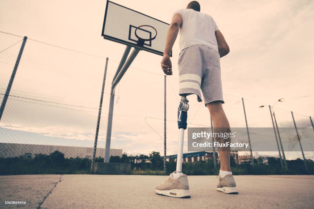 Wiederherstellung von amputierten Athlet erobern Angst, ein Basketballfeld