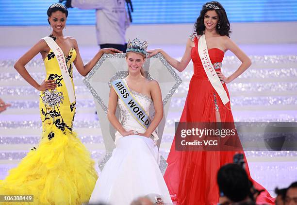 Miss World 2010 Alexandria Mills of the United States, 1st Runner-up Emma Wareus of Botswana and 2nd Runner-up Adriana Vasini of Venezuela pose for a...