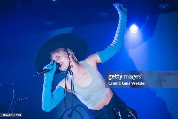 Mo Do Singer Mo Singer Photos and Premium High Res Pictures - Getty Images