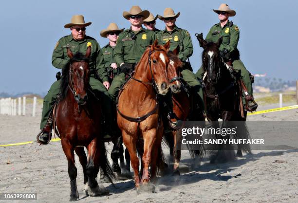 Border Riding 2,988 Horse Patrol Stock Photos, High-Res Pictures, and Images - Getty ...