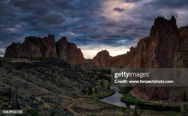 twilight at smith rock 02 - smith rock state park stock-fotos und bilder