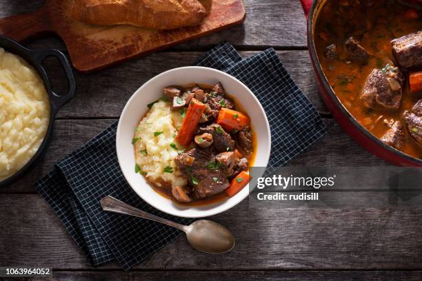 bourguignon de boeuf - boeuf bourguignon photos et images de collection