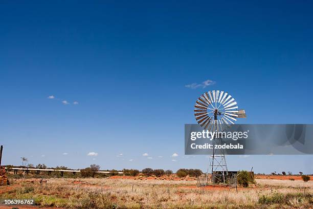 windmühle im outback, ländlichen australien - queensland stock-fotos und bilder