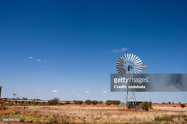 moinho de vento no deserto australiano, rural austrália - queensland imagens e fotografias de stock