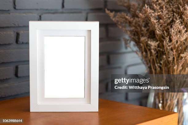 picture frame - photograph on table stock-fotos und bilder