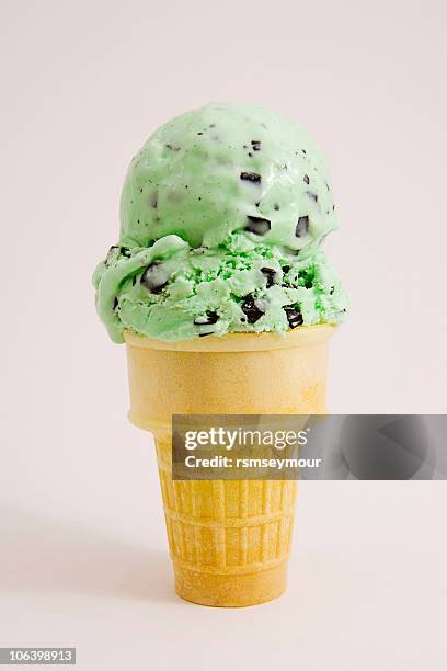 ice cream cone - mint chocolate chip - ice cream cone stockfoto's en -beelden