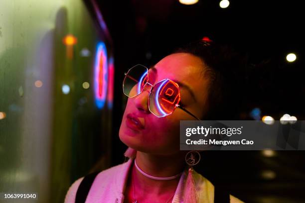 portrait of young woman under neon light - 創造性 個照片及圖片檔