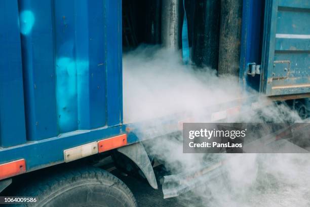 liquid nitrogen - liquid nitrogen foto e immagini stock