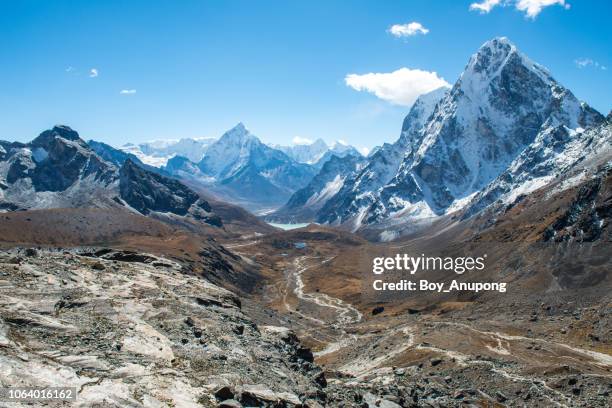 beautiful landscape of himalayas mountain range view from the way to cho la pass, nepal. - himalayas stockfoto's en -beelden