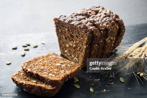 whole grain rye bread with seeds - rye grain stockfoto's en -beelden