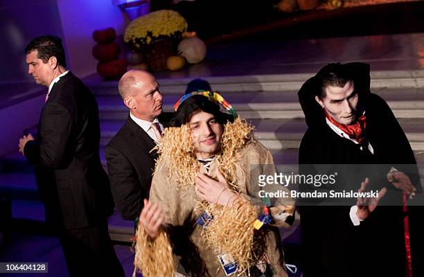 Secret Service Agents stand behind costumed entertainers while tricker or treaters visit the White House October 31, 2010 in Washington, DC. The...