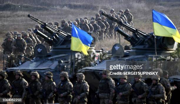 Ukrainian servicemen take part in a dril of the airborne troops taking place in Zhytomyr region on November 21, 2018.