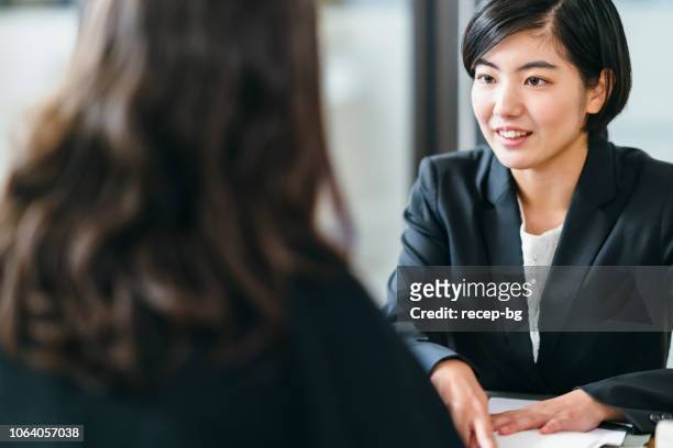 日本のビジネス コンサルタント、家に彼女のクライアントへの助言 - ビジネス　提案　日本 ストックフォトと画像