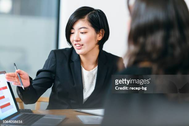 日本のビジネス コンサルタント、家に彼女のクライアントへの助言 - woman talking ストックフォトと画像