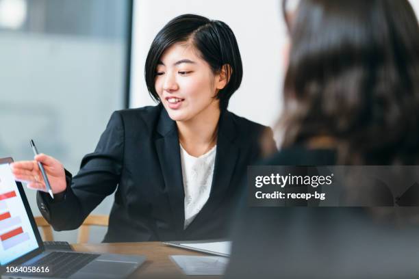 japanse business consultant geven van advies aan haar cliënt thuis - privacy policy stockfoto's en -beelden